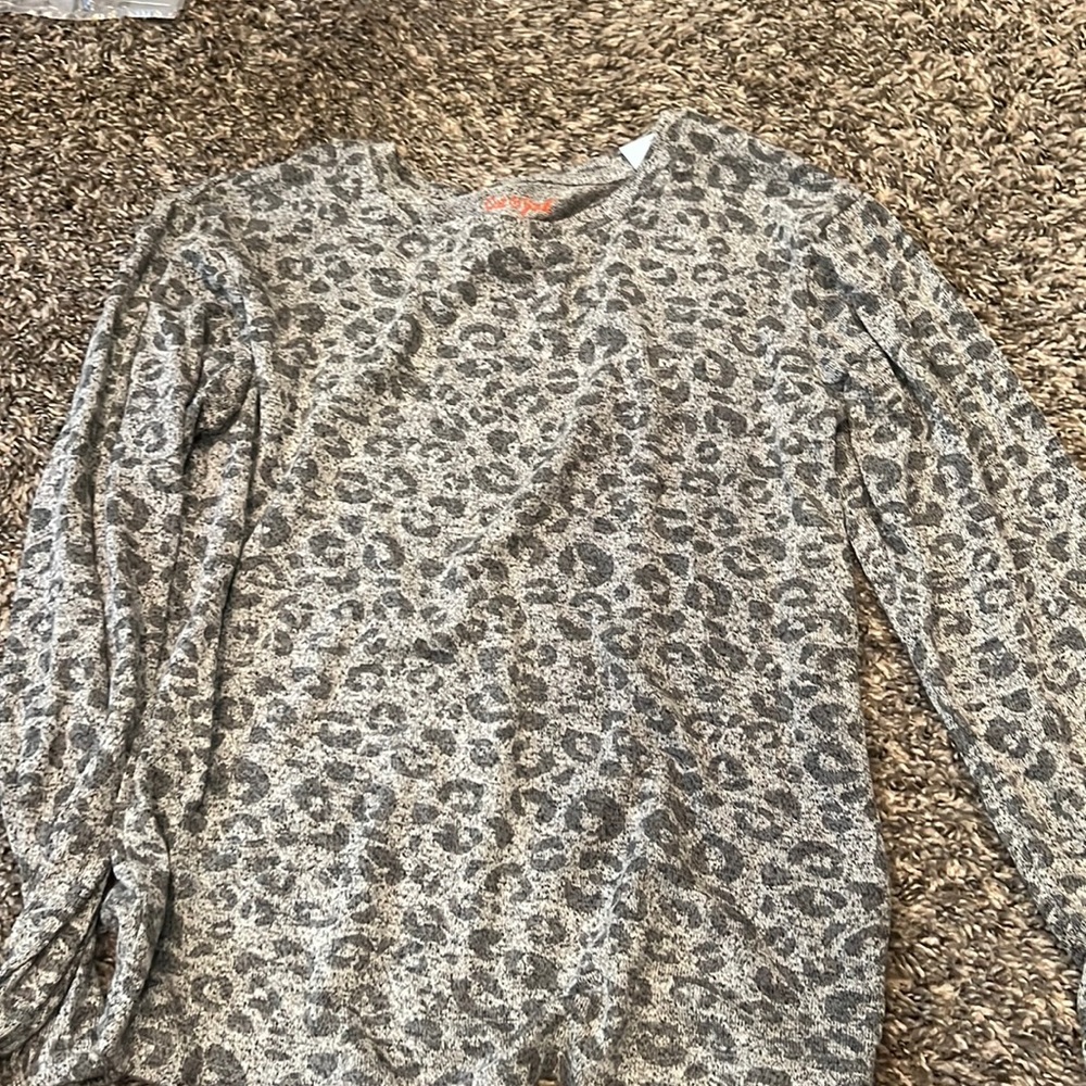 Cat & Jack slouchy cheetah long sleeve shirt. Sz 10/12 NWT